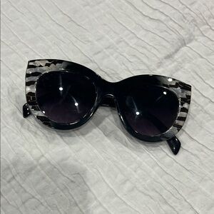 Free People glasses sunglasses 🕶️ Black‎ and White Cat-Eye Sunglasses